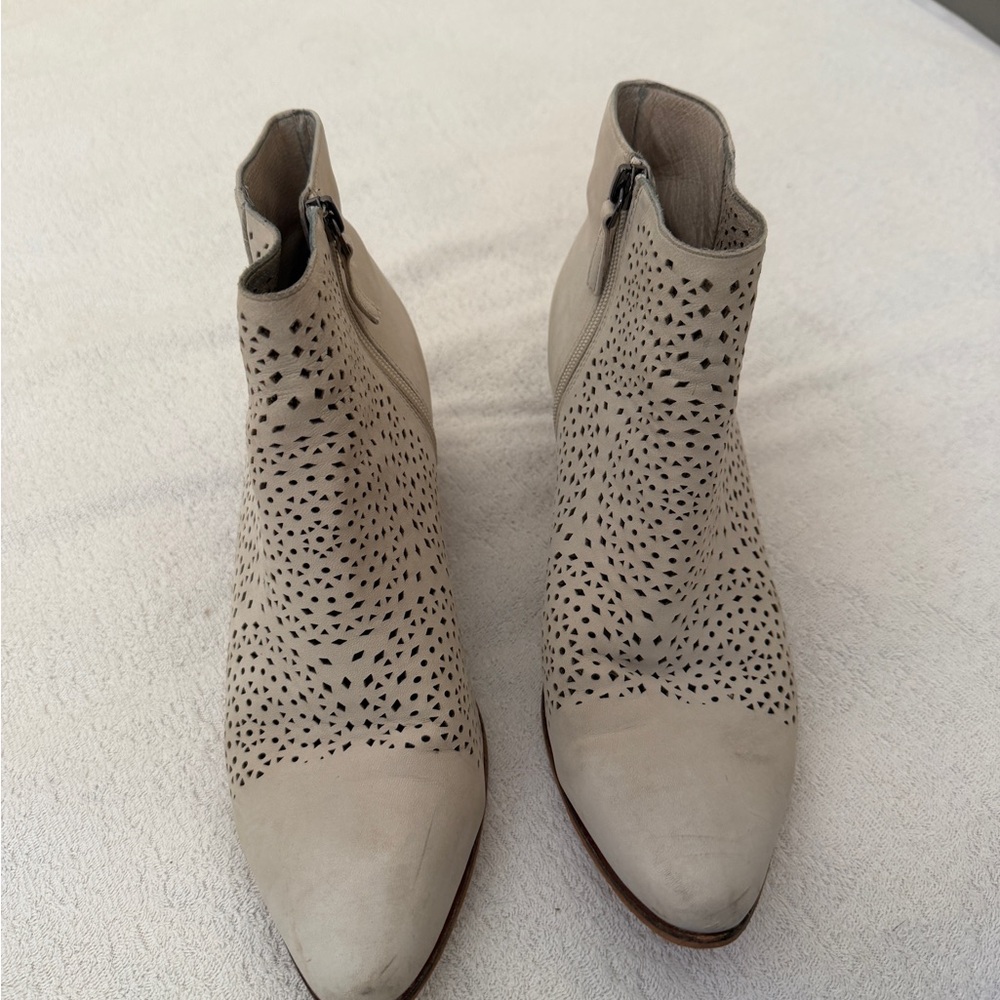 Caslon Leather Women's Cream Ankle Boots 9